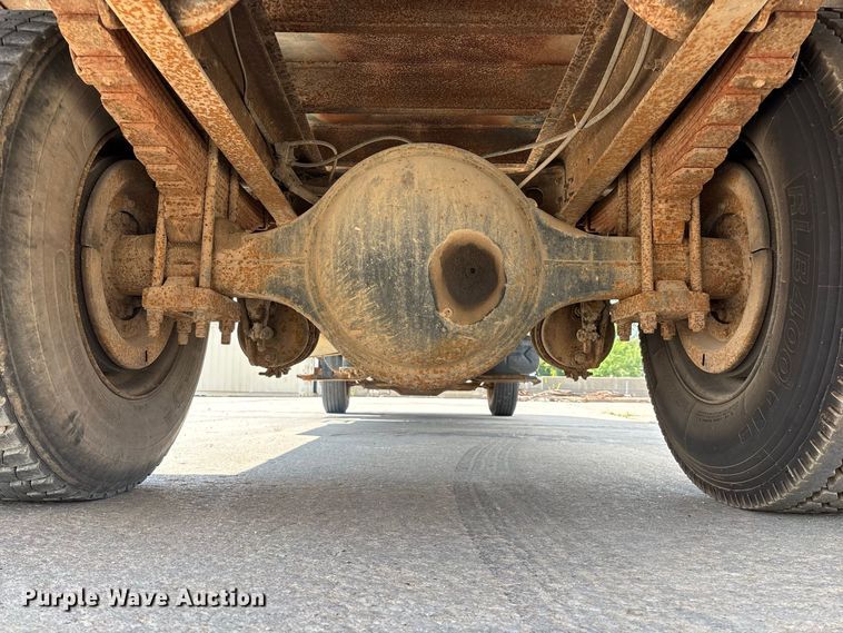 image for item FG0702 1990 International 4900 flatbed truck