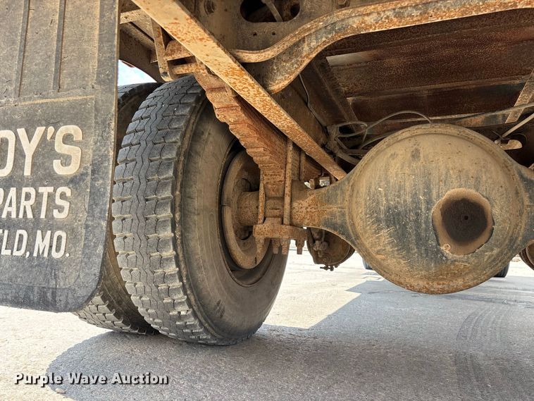 image for item FG0702 1990 International 4900 flatbed truck
