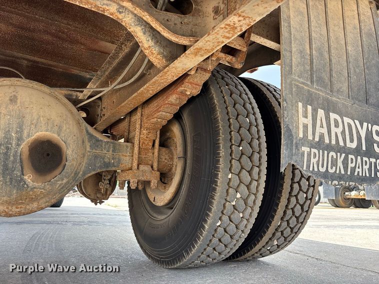 image for item FG0702 1990 International 4900 flatbed truck