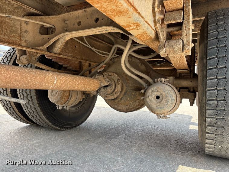 image for item FG0702 1990 International 4900 flatbed truck