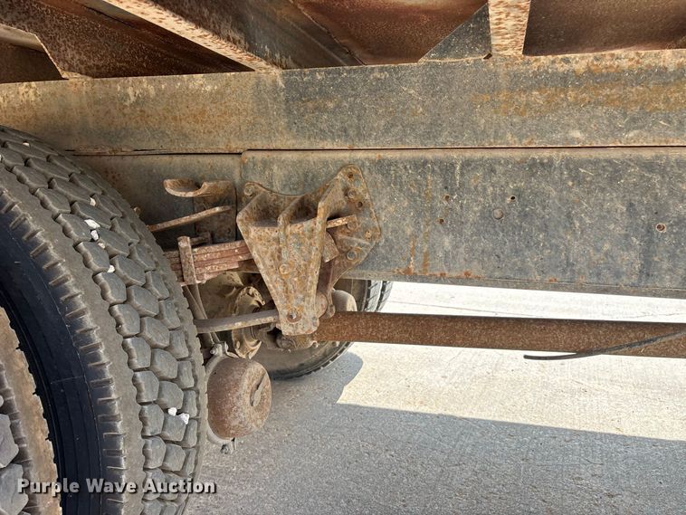 image for item FG0702 1990 International 4900 flatbed truck