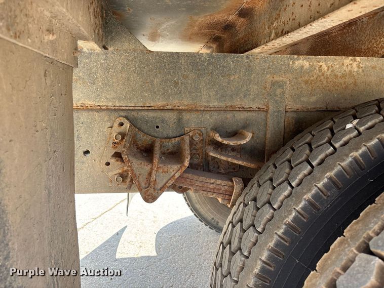 image for item FG0702 1990 International 4900 flatbed truck