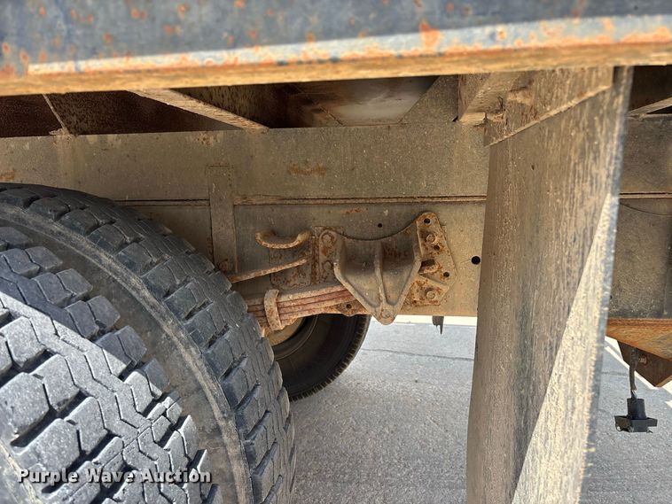 image for item FG0702 1990 International 4900 flatbed truck