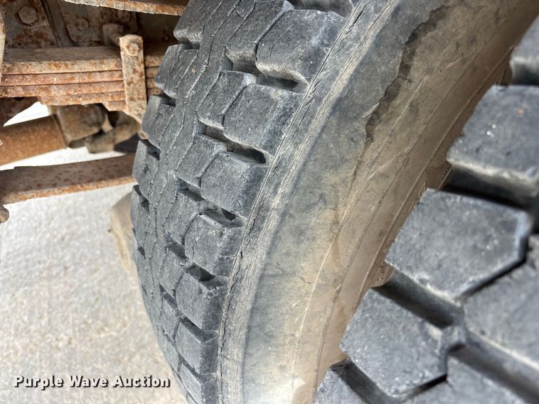 image for item FG0702 1990 International 4900 flatbed truck