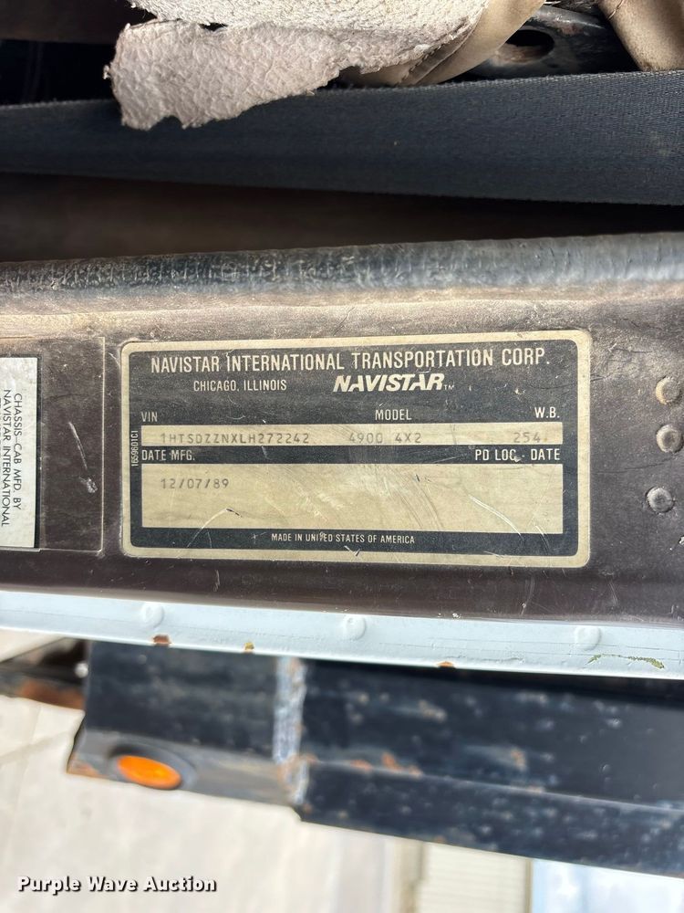 image for item FG0702 1990 International 4900 flatbed truck