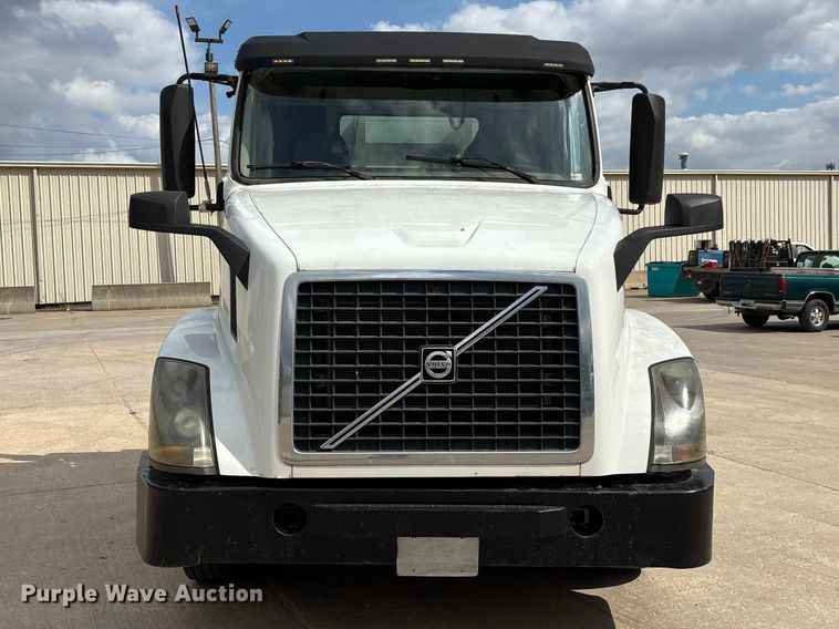image for item FG0703 2012 Volvo VN semi truck