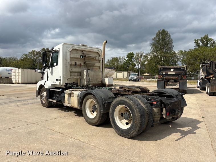 image for item FG0703 2012 Volvo VN semi truck