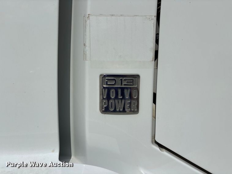image for item FG0703 2012 Volvo VN semi truck