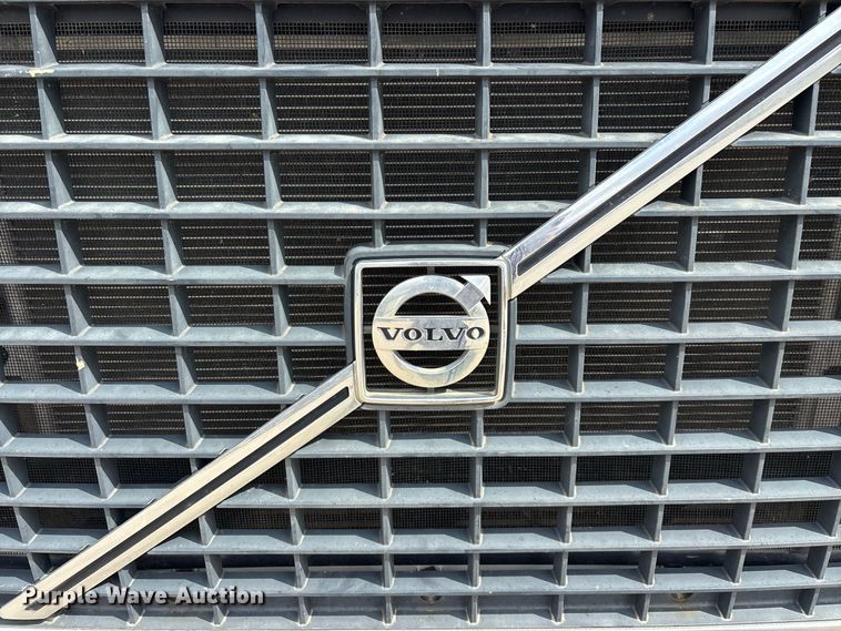 image for item FG0703 2012 Volvo VN semi truck