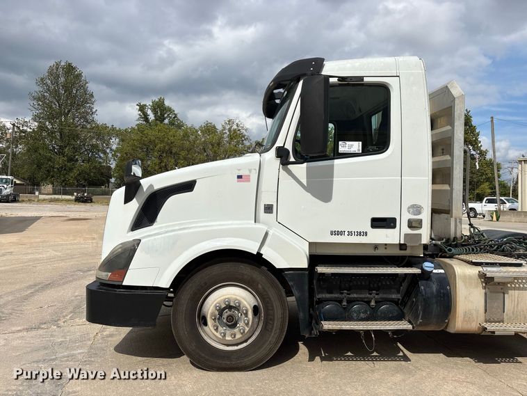 image for item FG0703 2012 Volvo VN semi truck