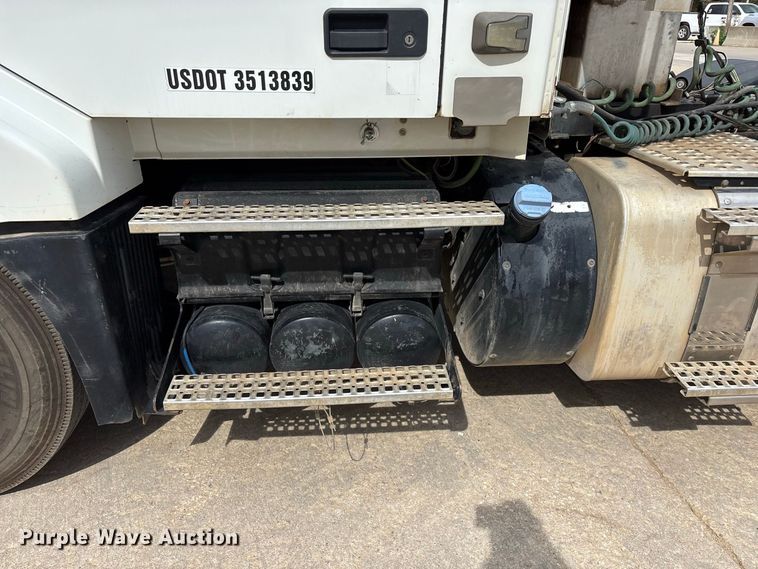 image for item FG0703 2012 Volvo VN semi truck