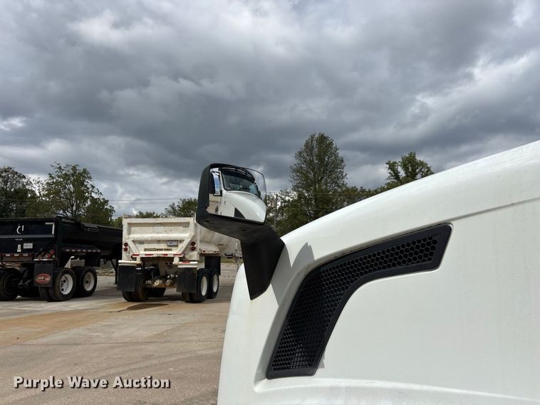 image for item FG0703 2012 Volvo VN semi truck