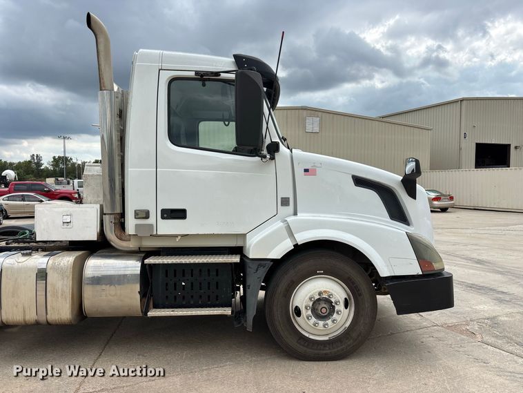 image for item FG0703 2012 Volvo VN semi truck