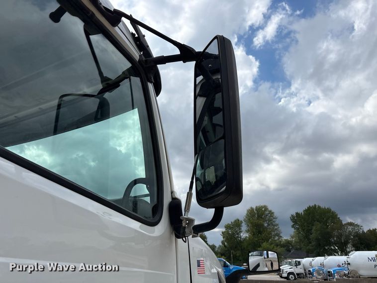 image for item FG0703 2012 Volvo VN semi truck