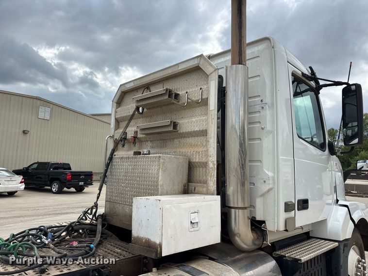 image for item FG0703 2012 Volvo VN semi truck
