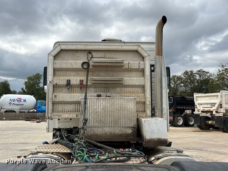 image for item FG0703 2012 Volvo VN semi truck