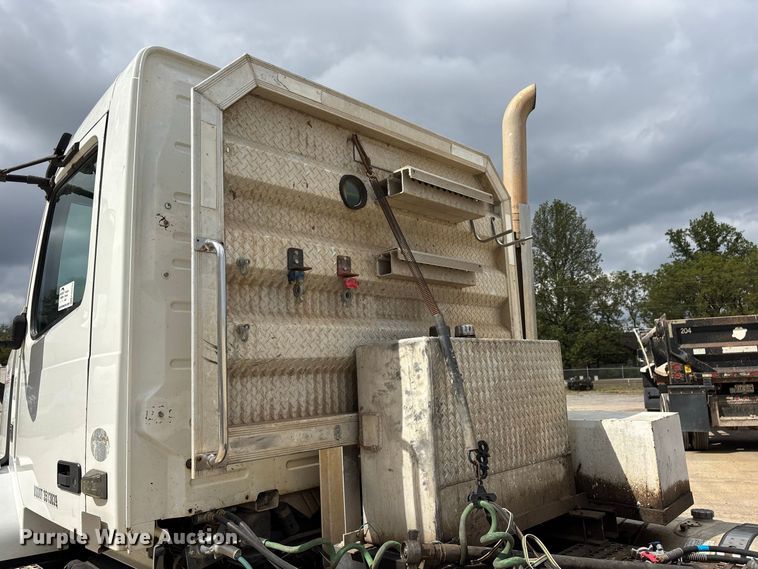 image for item FG0703 2012 Volvo VN semi truck