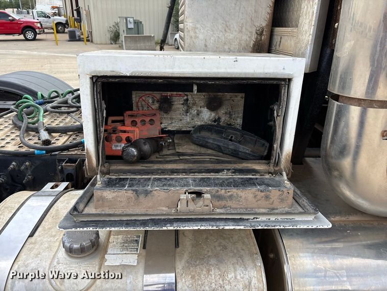 image for item FG0703 2012 Volvo VN semi truck