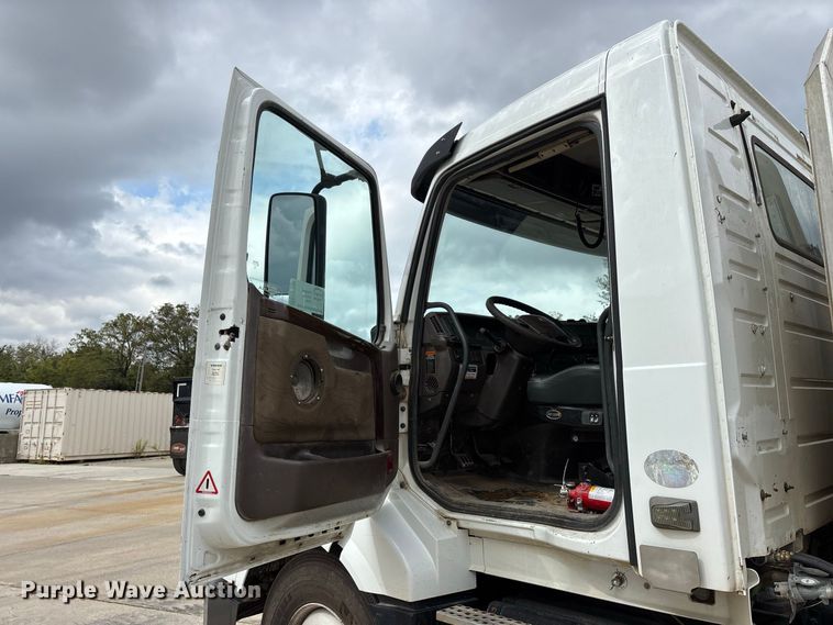 image for item FG0703 2012 Volvo VN semi truck