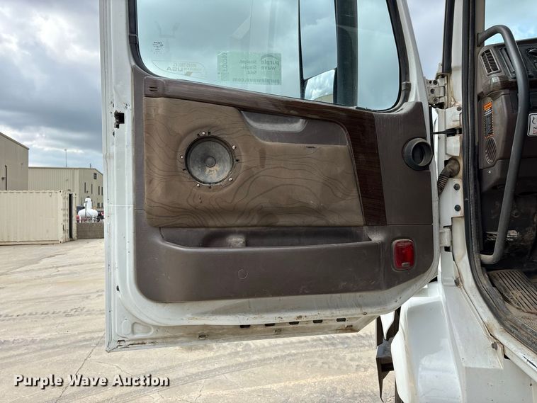 image for item FG0703 2012 Volvo VN semi truck