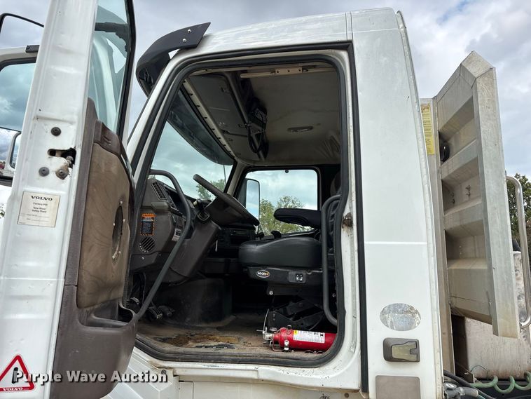image for item FG0703 2012 Volvo VN semi truck