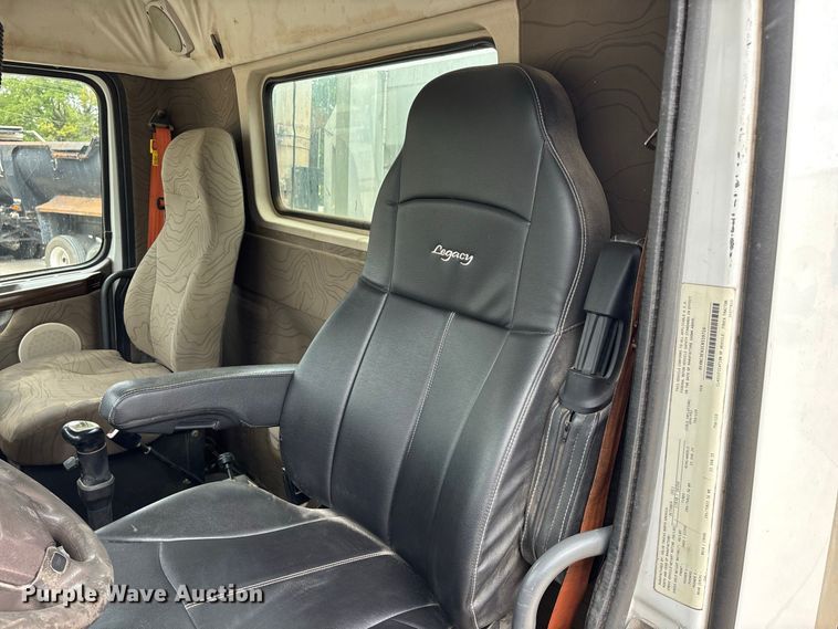 image for item FG0703 2012 Volvo VN semi truck