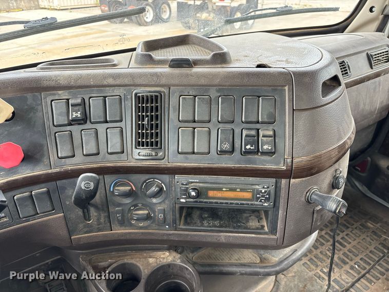 image for item FG0703 2012 Volvo VN semi truck