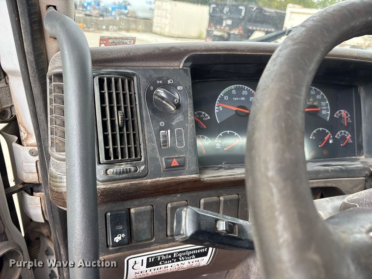 image for item FG0703 2012 Volvo VN semi truck
