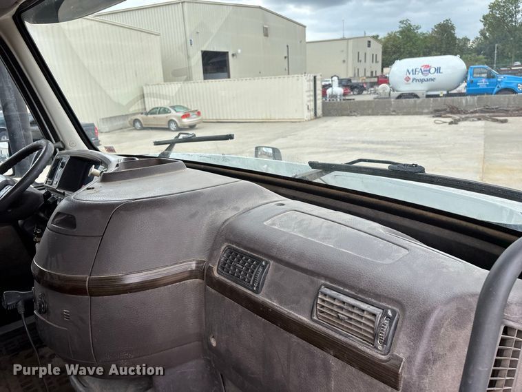 image for item FG0703 2012 Volvo VN semi truck