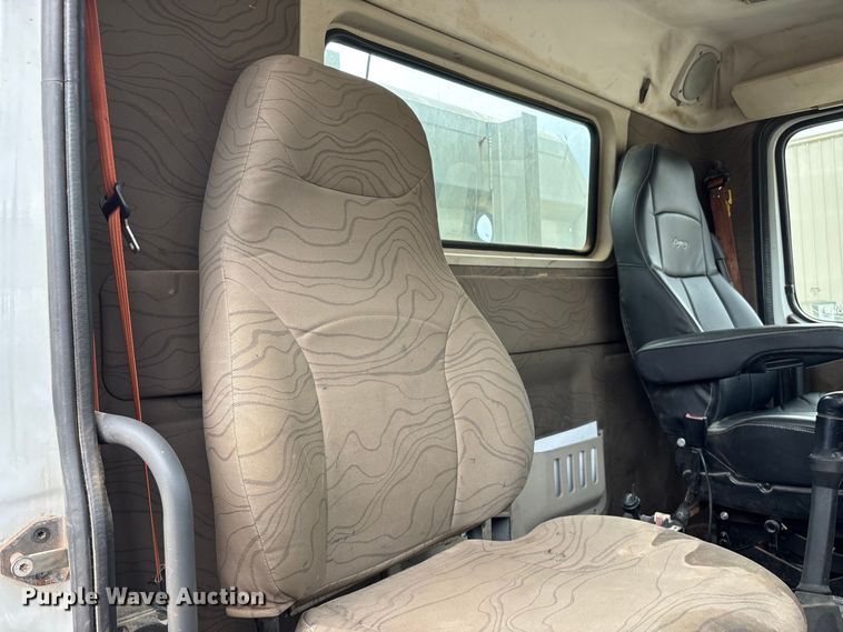 image for item FG0703 2012 Volvo VN semi truck