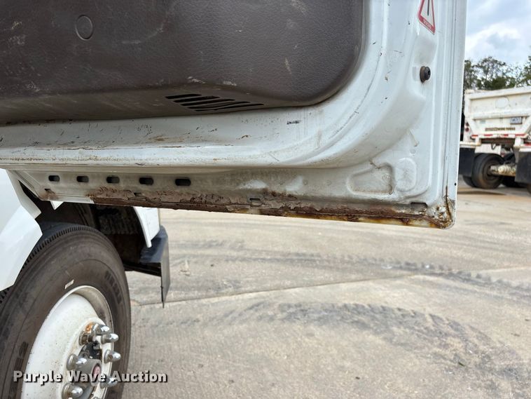 image for item FG0703 2012 Volvo VN semi truck