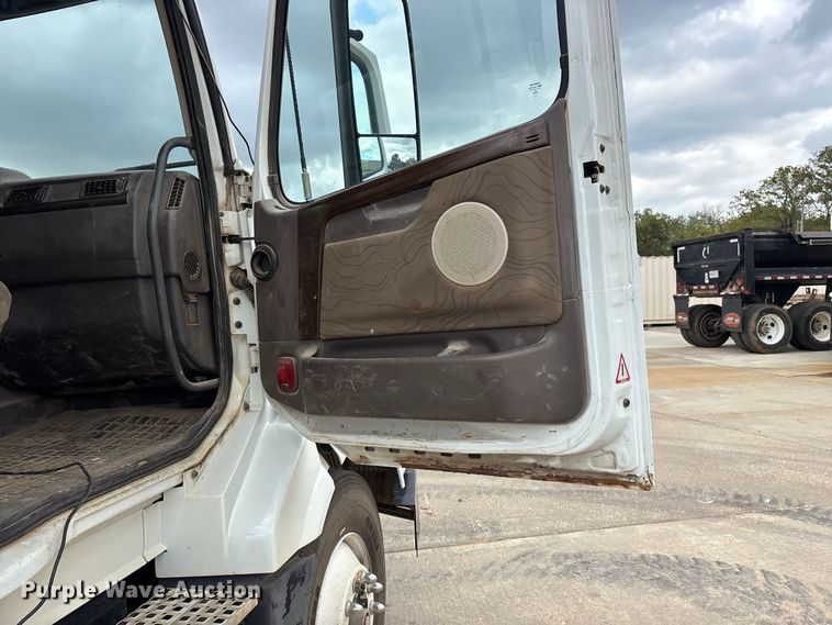 image for item FG0703 2012 Volvo VN semi truck
