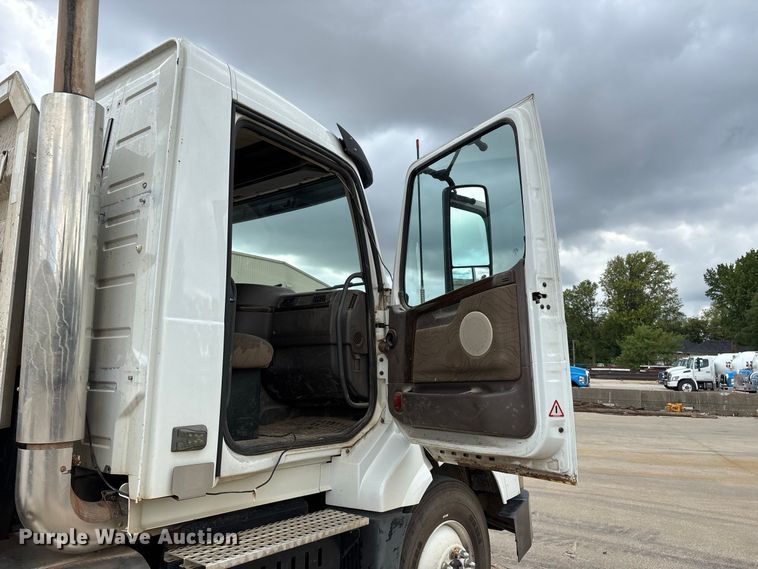 image for item FG0703 2012 Volvo VN semi truck