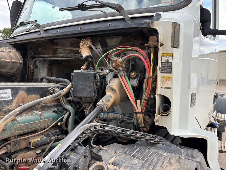 image for item FG0703 2012 Volvo VN semi truck