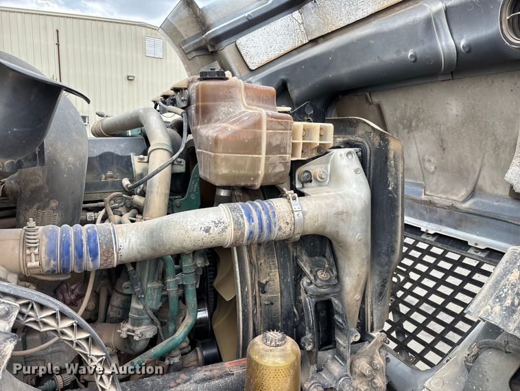 image for item FG0703 2012 Volvo VN semi truck