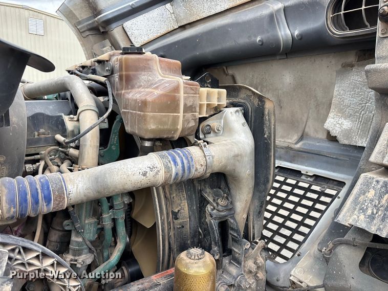 image for item FG0703 2012 Volvo VN semi truck