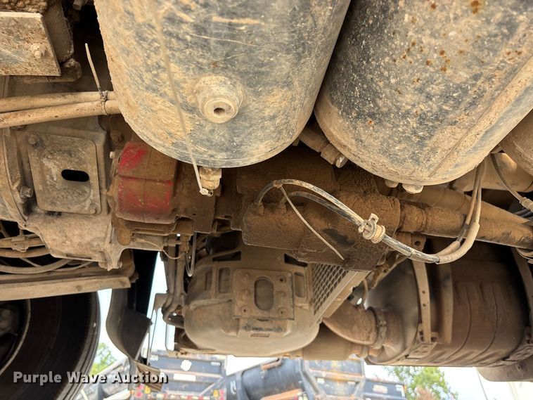 image for item FG0703 2012 Volvo VN semi truck