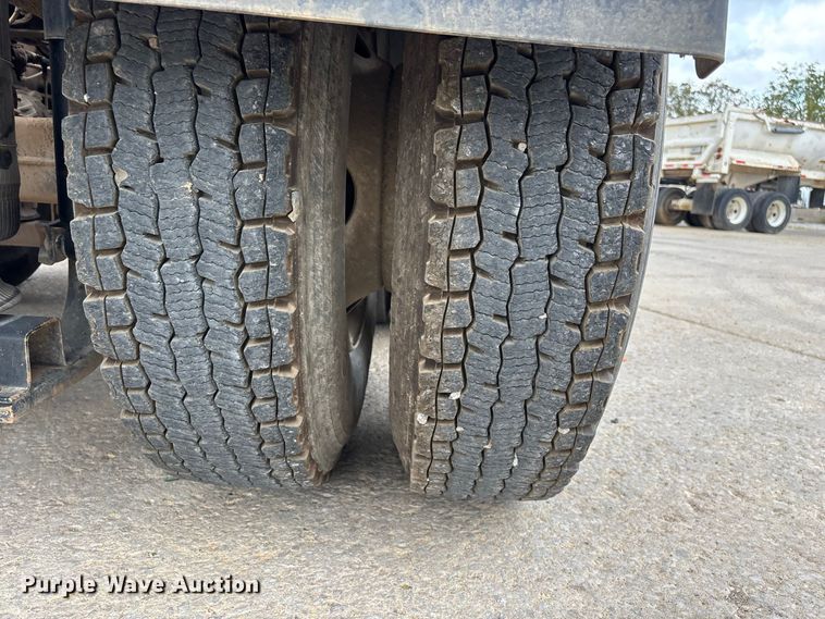 image for item FG0703 2012 Volvo VN semi truck