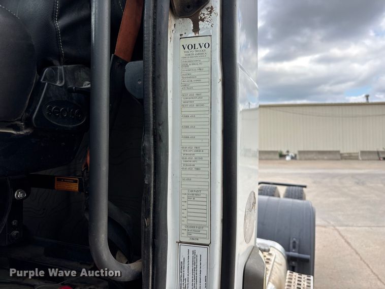 image for item FG0703 2012 Volvo VN semi truck