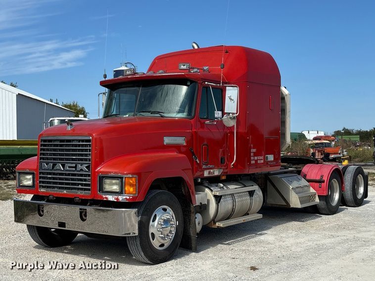 image for item FG0728 1999 Mack CH613 semi truck