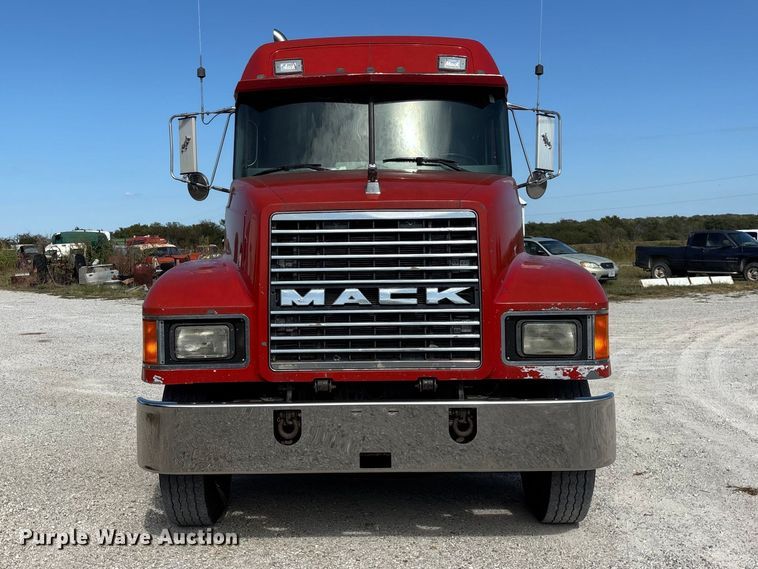 image for item FG0728 1999 Mack CH613 semi truck