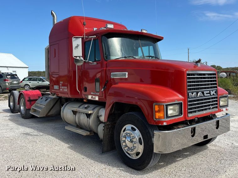 image for item FG0728 1999 Mack CH613 semi truck