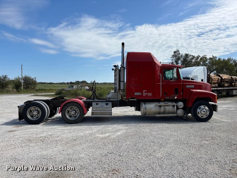 image for item FG0728 1999 Mack CH613 semi truck