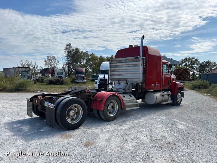 image for item FG0728 1999 Mack CH613 semi truck