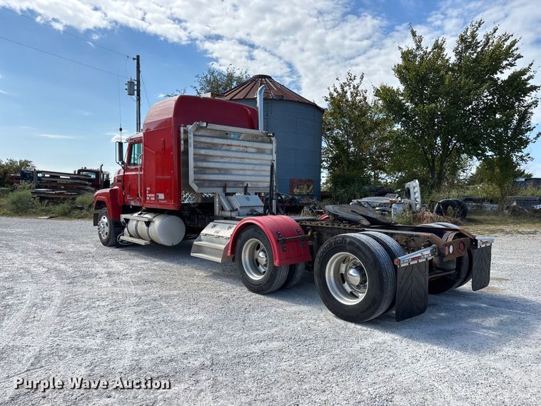 image for item FG0728 1999 Mack CH613 semi truck