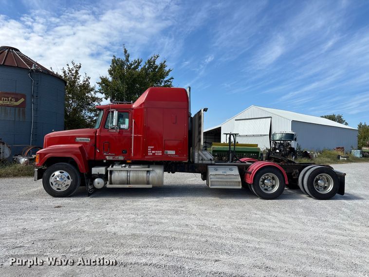image for item FG0728 1999 Mack CH613 semi truck