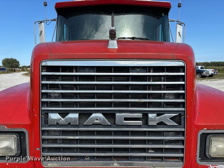 image for item FG0728 1999 Mack CH613 semi truck
