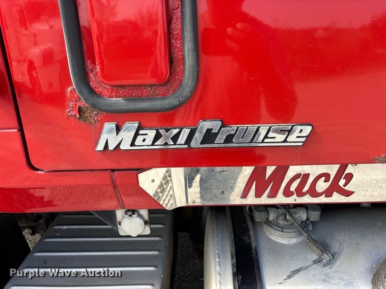 image for item FG0728 1999 Mack CH613 semi truck