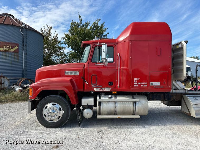 image for item FG0728 1999 Mack CH613 semi truck