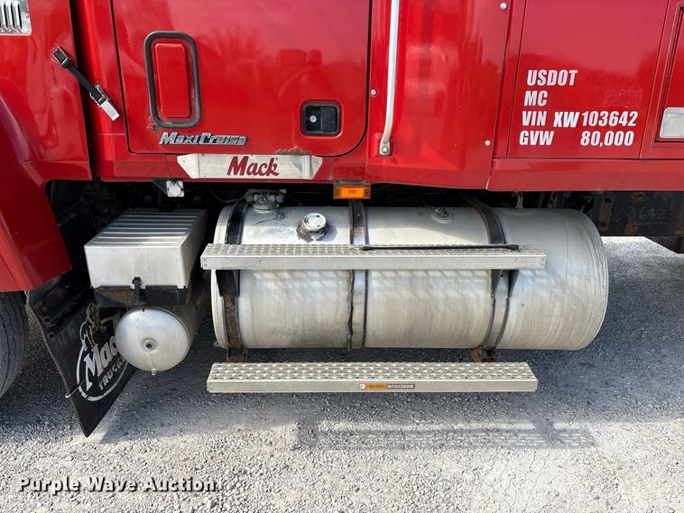 image for item FG0728 1999 Mack CH613 semi truck
